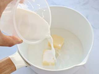 8、网红甜品+酥皮泡芙,制作泡芙：将黄油（无需软化）、盐、糖、牛奶一同放入锅中