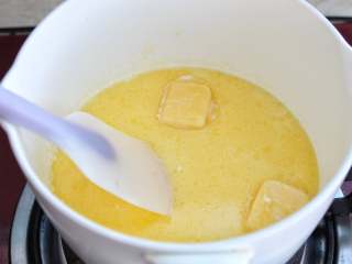 9、网红甜品+酥皮泡芙,小火加热搅拌至稍微沸腾状态