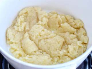 10、网红甜品+酥皮泡芙,筛入低筋面粉，快速搅拌至无颗粒状态，待锅底出现一层薄膜离火