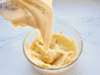 12、网红甜品+酥皮泡芙,注意观察面糊状态，用刮刀舀起面糊呈倒三角状态即可