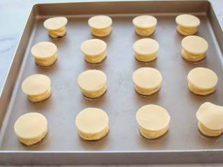 14、网红甜品+酥皮泡芙,将做好的酥皮取出盖在泡芙面糊上