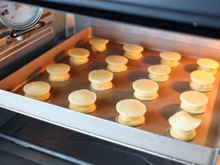 15、网红甜品+酥皮泡芙,烤箱提前上下火200度预热，将烤盘放入中层烤约12-15分钟，泡芙膨胀后将温度调至180度，继续烤10分钟左右