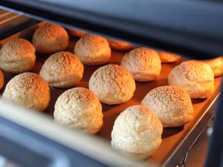 16、网红甜品+酥皮泡芙,待泡芙表面酥皮开裂变色，将烤箱打开一条缝散热后，再将泡芙取出