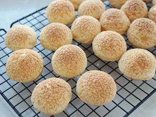 17、网红甜品+酥皮泡芙,将烤好的泡芙移至烤网晾凉