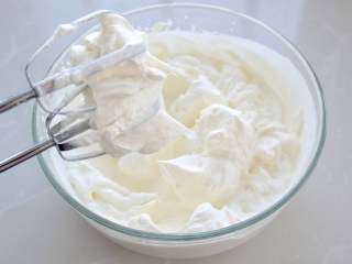 18、网红甜品+酥皮泡芙,淡奶油加入糖粉，用电动打蛋器低速打至可以裱花状态