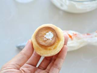 19、网红甜品+酥皮泡芙,将淡奶油装入裱花袋，在泡芙底部扎个小眼，挤入淡奶油即可