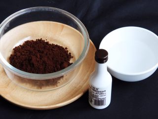 1、咖啡长崎蛋糕,准备咖啡15克,朗姆酒10克,热水25克。