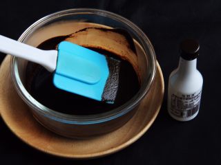 2、咖啡长崎蛋糕,25克开水加入到咖啡内翻拌均匀,冷却后放入朗姆酒。