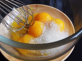 3、咖啡长崎蛋糕,蛋黄中加入细砂糖35克。