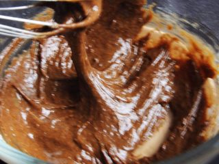 7、咖啡长崎蛋糕,翻拌至浓稠,再用刮刀翻拌均匀。