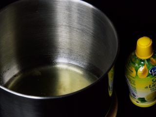 8、咖啡长崎蛋糕,蛋白中加入柠檬汁。