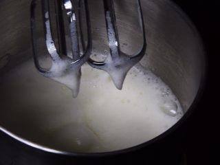 9、咖啡长崎蛋糕,用打蛋器高速搅打30圈。