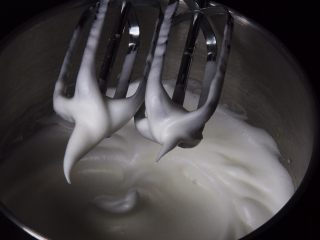 10、咖啡长崎蛋糕,加入细砂糖30克,用高速搅打50圈。