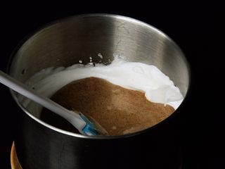 15、咖啡长崎蛋糕,翻拌均匀的蛋糕糊倒回蛋白霜中。