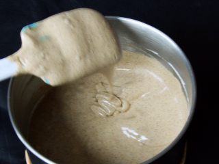 16、咖啡长崎蛋糕,继续翻拌50次左右,浓稠的蛋糕糊就做好了,蛋糕糊的状态是不能太稀,不能有疙瘩和气泡。