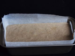 17、咖啡长崎蛋糕,二磅的吐司模放入烤盘纸,蛋糕糊倒入模具中,震几下消泡。