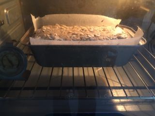 19、咖啡长崎蛋糕,烤箱预热至150度,模具送入烤箱。