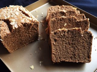 23、咖啡长崎蛋糕,有余热时装入保鲜袋封闭保存,冷却后拿出切片就可以品尝了。