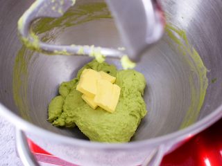 3、菠菜排包,大约10分钟后加入黄油，继续启动3档快速揉面