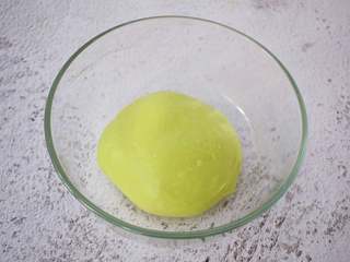 5、菠菜排包,取出揉圆放入容器中，放在温暖处发酵至两倍大左右