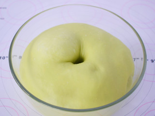 6、菠菜排包,手指沾水或面粉戳一小洞，不反弹不回缩即发酵成功