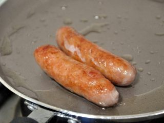 12、香肠吐司披萨,8-10分钟煎至金黄色,中途翻面。