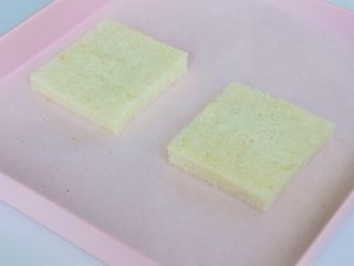 15、香肠吐司披萨,吐司烤好后,待凉透切片,去掉吐司边角,也可以保留。