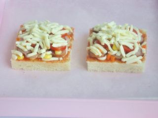 19、香肠吐司披萨,再铺上一层厚厚的马苏里拉奶酪。