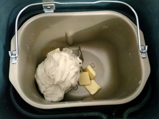 2、豆沙面包圈,加入软化的黄油再揉一个程序