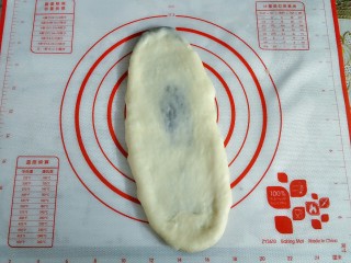 9、豆沙面包圈,轻轻擀开