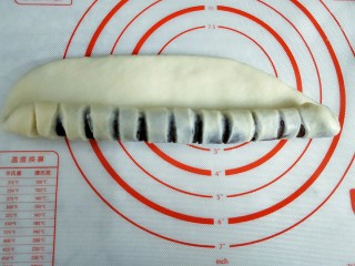 11、豆沙面包圈,翻面，从侧面卷起