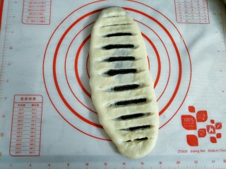 10、豆沙面包圈,表面用锋利的刀割口，千万不要割透，只要割表面一层就好