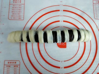 12、豆沙面包圈,捏紧收口