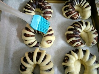 15、豆沙面包圈,发酵两倍大后取出，薄薄的刷一层蛋液，送入预热好的烤箱中180度烤15分钟