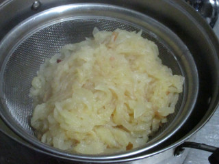 4、秋梨膏,待梨肉煮的软烂了，用网筛把梨肉全部过滤出来