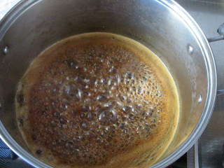 10、秋梨膏,继续熬煮到梨汁很浓稠并开始起焦糖色的大泡泡，继续再熬住一会儿