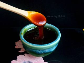 15、秋梨膏,这是熬的秋梨膏，来个特写，看样子就知道很浓稠。没有放一粒糖，但很甜哦，是梨子本身的甜味。稍微有点焦糖的后味，直接吃超好吃，平时可以挖一勺冲水喝。按孙子用它涂面包吃，哈哈，反正咋吃都好吃哦