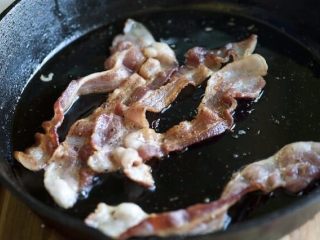 1、培根，鸡蛋和烤面包杯,中等温度下放置铁锅约4-5分钟，或者直到刚好变脆，培根将继续在烤箱中烹饪。