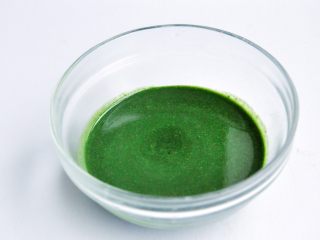 9、抹茶慕斯,有些细小的抹茶颗粒不太好混合均匀,可以再过一次筛。