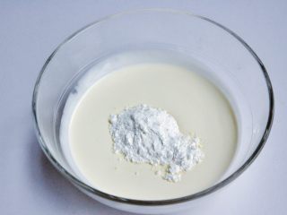 11、抹茶慕斯,淡奶油加入糖粉B,盆底坐一盆冰水,中速打发。