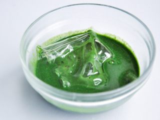 10、抹茶慕斯,加入泡软的吉利丁片混合成液体后放凉待用,此配方的液体量不大,冷却比较快,通常到了这一步抹茶牛奶液已经不热了,可以隔热水升一下温,再放入泡软的吉利丁片。
