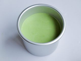 14、抹茶慕斯,将抹茶慕斯液倒入4寸加高活底蛋糕模,轻轻震去大气泡,送入冰箱冷藏3小时以上。