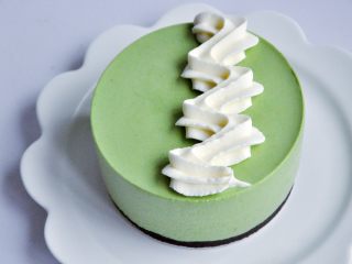 16、抹茶慕斯,再打发40克淡奶油,裱花的奶油要打硬一点,装入裱花嘴中,挤出简单的花形。