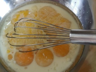 3、柠檬低糖蛋糕卷????,将蛋黄、牛奶、橄榄油、小半糖，搅拌均匀，无油水分离