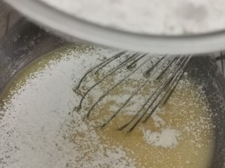 4、柠檬低糖蛋糕卷????,加入过筛低粉和奶粉