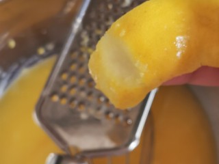 6、柠檬低糖蛋糕卷????,加入磨细的柠檬表皮