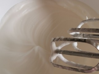 7、柠檬低糖蛋糕卷????,打发蛋白，加入剩下的砂糖，柠檬汁，直到蛋白立而不倒