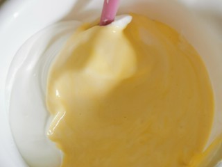 8、柠檬低糖蛋糕卷????,蛋白和蛋黄糊拌均匀，轻轻的从下往上翻伴