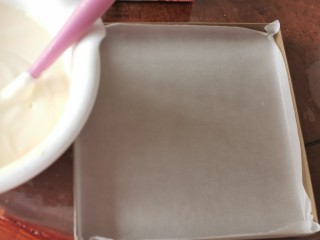 9、柠檬低糖蛋糕卷????,准备垫上油纸的蛋糕盘，从高处缓缓倒入，排出气泡