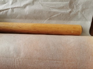 11、柠檬低糖蛋糕卷????,蛋糕拿出来，放凉10分钟左右，上面再铺一油纸，翻转过来，打原来底部的油纸轻轻拉出，拿上一个木棒，折上油纸压着开始卷蛋糕，成型后放几分钟定型。